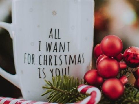 Bild mit einer Tasse mit der Aufschrift "All I Want For Christmas Is You!"