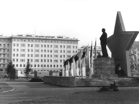 ADN-ZB-Krueger-Berlin 1952: Im Monat der Deutsch-Sowjetischen Freundschaft ist die Stalinallee (später Karl-Marx-Allee) festlich geschmückt. Blick vom Kulturhaus der Bauarbeiter auf das Stalin-Denkmal und Block C-Süd.
