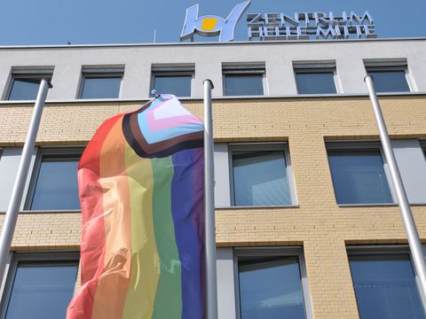 Fahnenhissung vor dem Rathaus Marzahn-Hellersdorf zum IDAHOBIT 2023 - Die Fahne weht