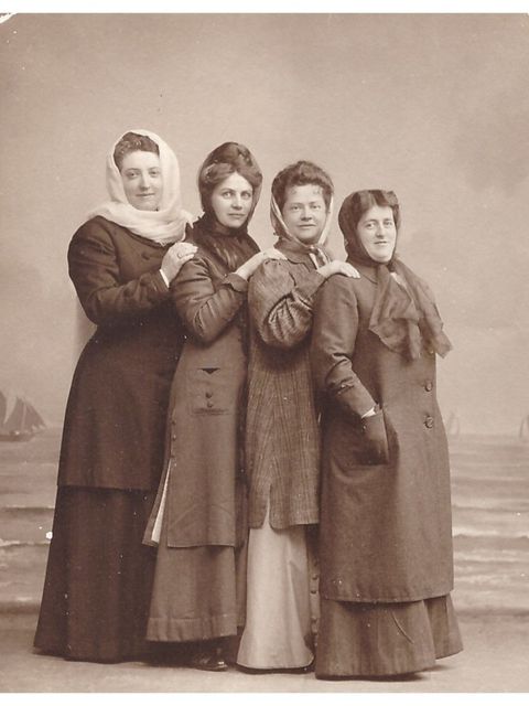 Bildvergrößerung: Ruscha mit ihren Schwestern
