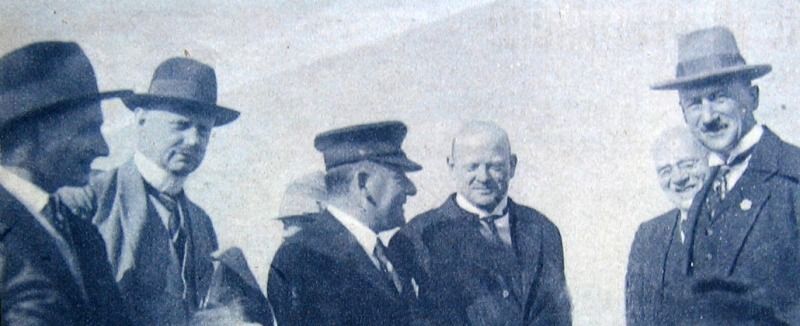 Richard Siegmann (Mitte links) mit Außenminister Gustav Stresemann (Mitte rechts) und Mitgliedern des Mecklenburgischen Verkehrsverbandes in Waren (Müritz). 