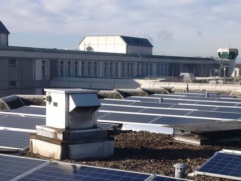 Plötzensee Justizvollzugsanstalt mit Solaranlage auf dem Dach