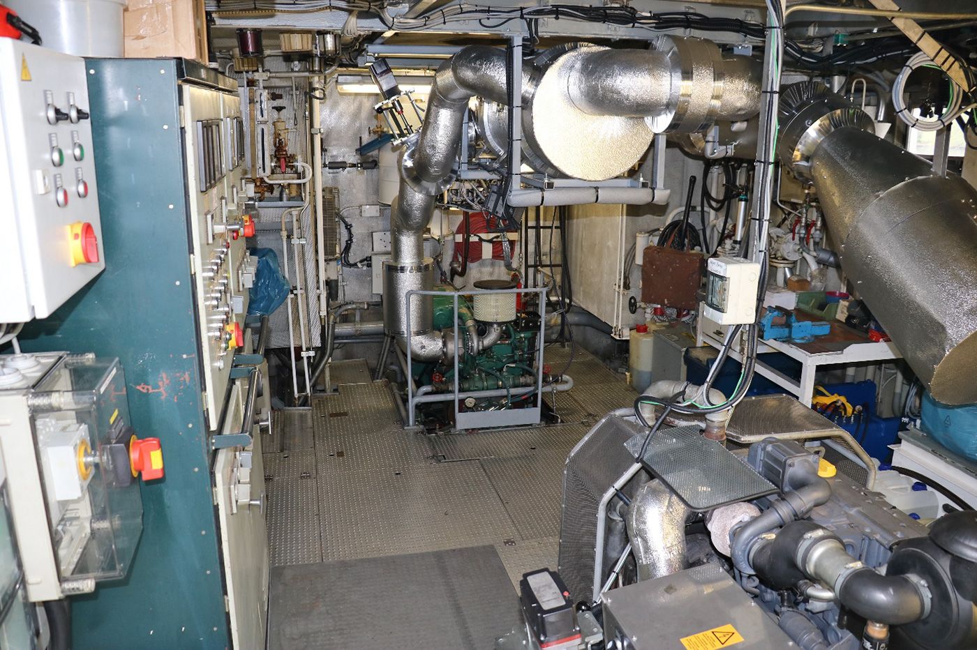 Blick in einen Motorraum eines Fahrgastschiffs mit Partikelfilter- und SCR-Nachrüstung