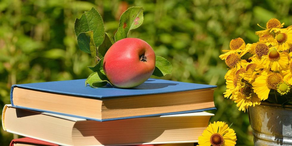 Bücherstapel mit Apfel