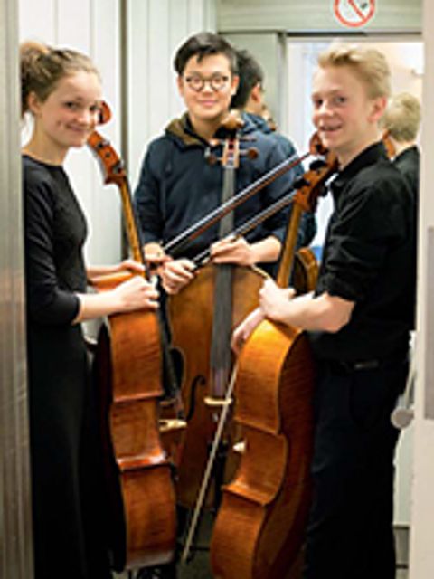 Bildvergrößerung: Junge Musikerin und Musiker im Fahrstuhl