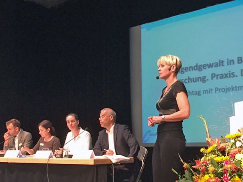 Die Moderatorin des Fachtags, Antje Seidel-Schulze, zusammen auf der Bühne mit den Mitgliedern der Arbeitsstelle Jugendgewaltprävention