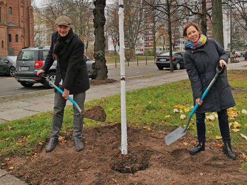 Bildvergrößerung: Baumpflanzung mit Dietmar Kodim und Merle von Rheinbaben (Vattenfall Wärme Berlin)