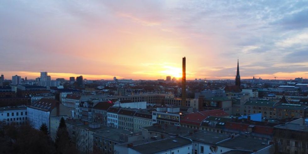 Ausblick über Berlin Richtung Teufelsberg in der Abenddämmerung. 