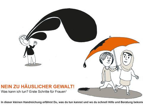 Ein Mann brüllt, zwei Frauen gehen gemeinsam unter einem Regenschirm