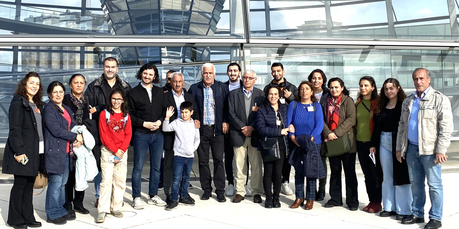 Gruppenbild der Dersim Gemeinde mit Hakan Demir beim Besuch des Bundestags
