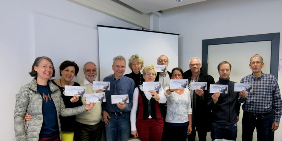 Das Leitungsteam der Musikschule Fanny Hensel unterstützt die Postkartenaktion des LMR