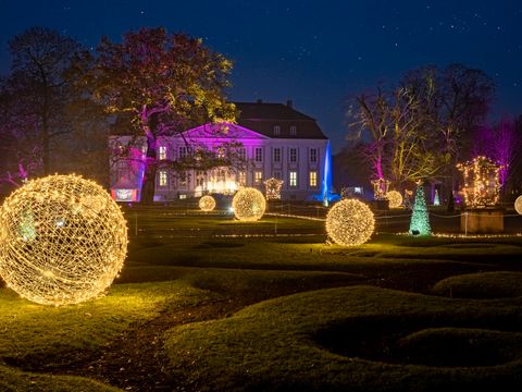 Schloss Friedrichsfelde in weihnachtlicher Lichtinstallation