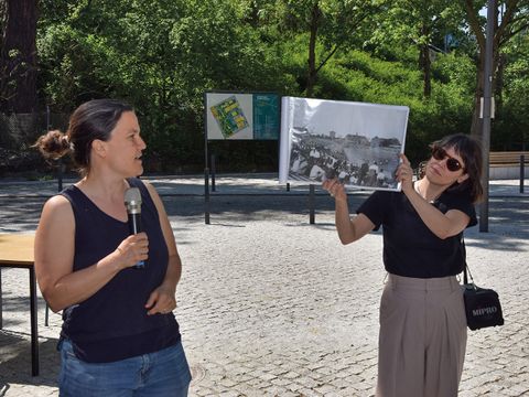 Margaretha Seels vom Stadtentwicklungsamt und Aline Löw von der Gebietsbeauftragten zeigen historische Fotos vom Poststadion