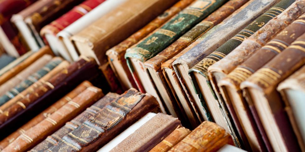 Ein Bild gefüllt mit alten Bücherrücken