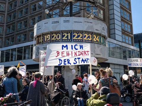Flashmob in Berlin zum Teilhabegesetz