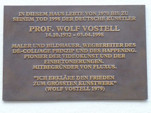 Gedenktafel für Wolf Vostell, 4.3.2011, Foto: KHMM