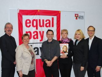 Bildvergrößerung: Equal Pay Day Flagge Hissen 18-03-2014