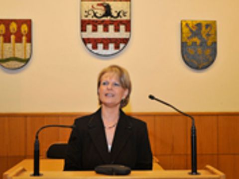 Bezirksstadträtin Barbara Loth bedankt sich in der Begrüßungsansprache bei allen Kooperationspartnern/innen