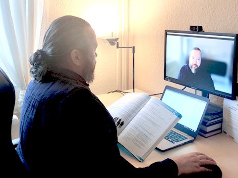Olaf Mittelstraß vor dem Computer sitzend beim Onlinekurs