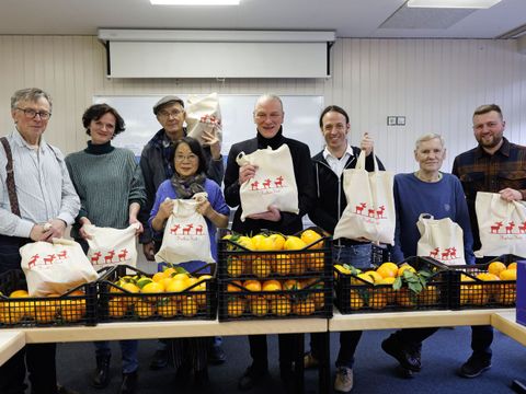 Freiwillige Helfer*innen bem Packen der Weihnachtspäckchen für bedürftige Ältere in Friedrichshain-Kreuzberg