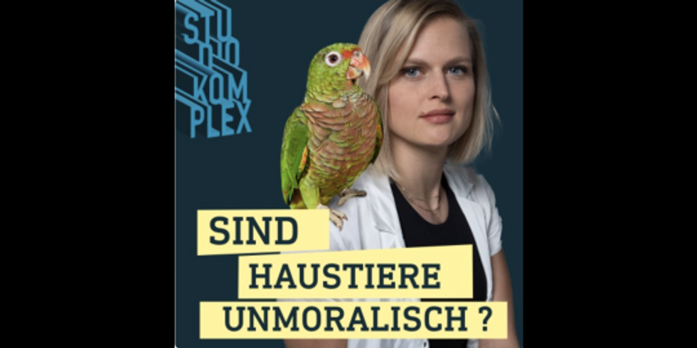 Frau mit einem Papagei auf der Schulter und dem Schriftzug Sind Haustiere unmoralisch?