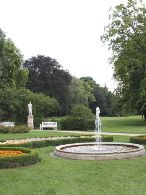 Ansicht des Gutsparks Marienfelde mit Springbrunnen