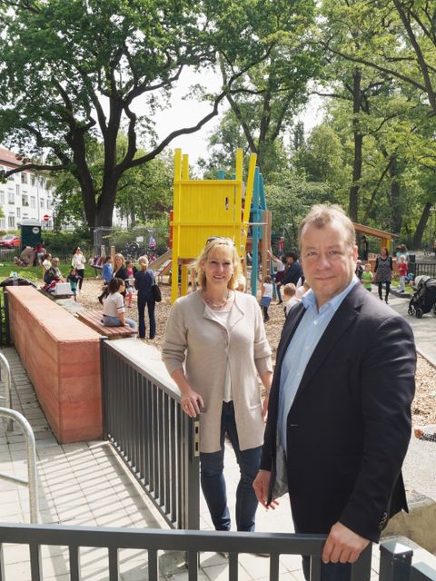 Bildvergrößerung: Bezirksbürgermeister Frank Balzer und Bezirksstadträtin Katrin Schultze-Berndt (beide CDU) eröffnen den Spielplatz Am Nordgraben/Techowpromenade.
