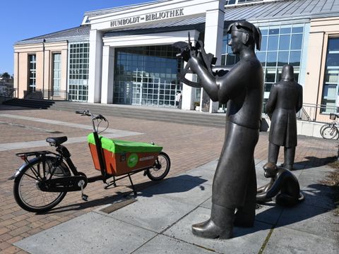 Lastenrad "Alexander" vor der Humboldt-Bibliothek
