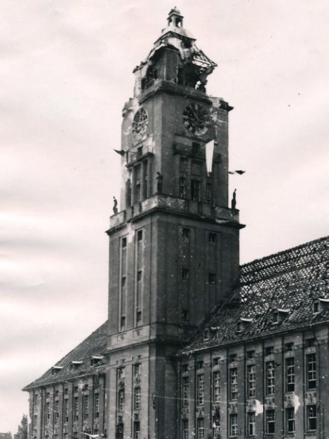 Bildvergrößerung: Sommer 1945, das Rathaus stark beschädigt