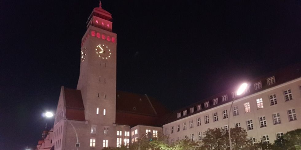 Das Neuköllner Rathaus leuchtet seit dem 11.10. in Magenta und setzt ein Zeichen gegen die Benachteiligung von Mädchen und Frauen.