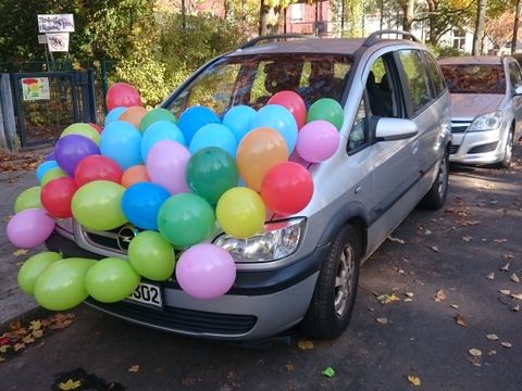 Auto vorne mit 50 aufgeklebten Luftballons