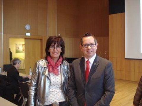Bildvergrößerung: Bezirksbürgermeister Igel gemeinsam mit Frau Obst von der Regionalen Schulaufsicht Treptow-Köpenick bei der Tagung der Schulverbünde