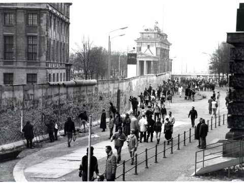 Увеличение изображения: Mauer an der Ebertstraße; Mauerabschnitt zwischen Reichstagsgebäude und Brandenburger Tor; 2.1.1990