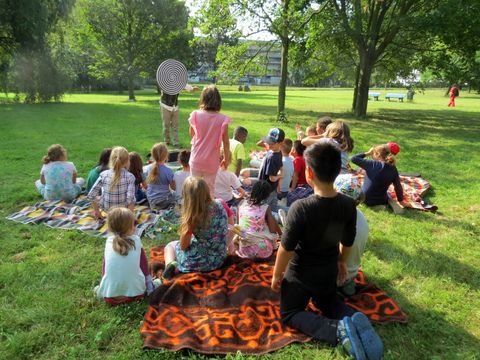 Bildvergrößerung: Lesen im Park 2017 mit Kindern aus der Hausburgschule