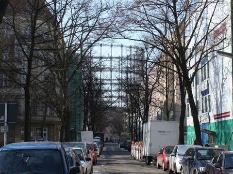 Bildvergrößerung: Das Gasometer ist bereits vom Leuthener Platz, durch die Häuserschlucht zu sehen.