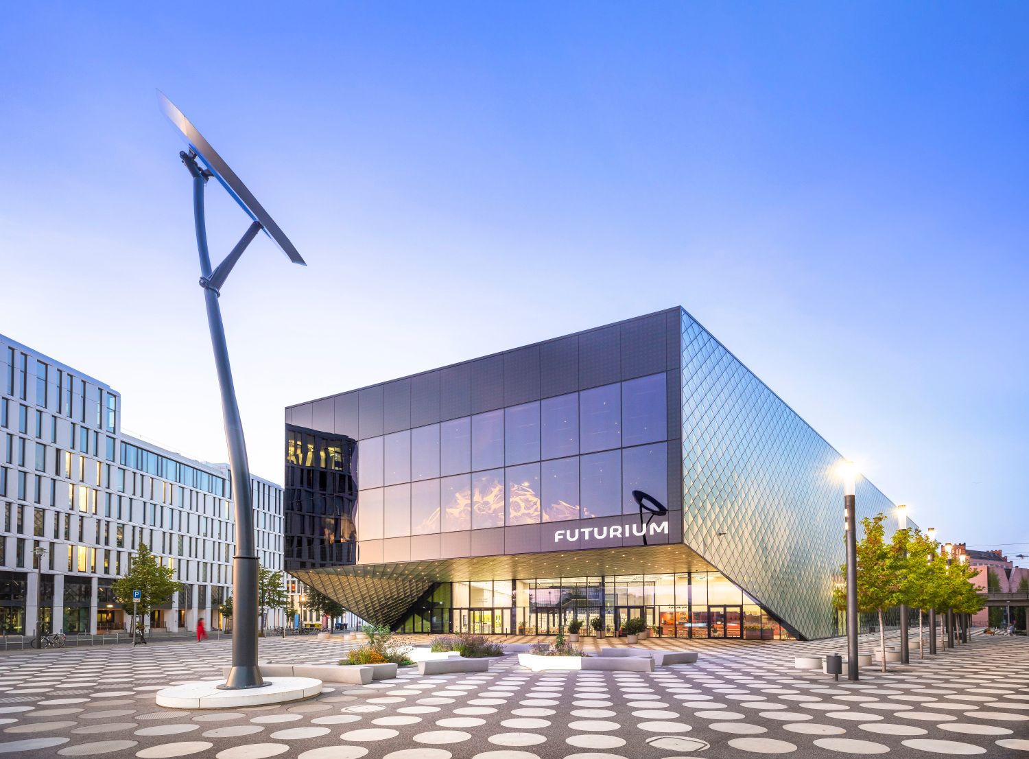 Das Futurium wurde nach Plänen des Berliner Architekten-Büros Richter-Musikowski errichtet. Das fünfseitige Bauwerk aus Beton, Glas und Stahl liegt am Spreebogen neben dem Hauptbahnhof