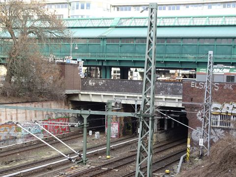 Eine Brücke über die drei Bahngleise am Bahnhof Schönhauser Allee.