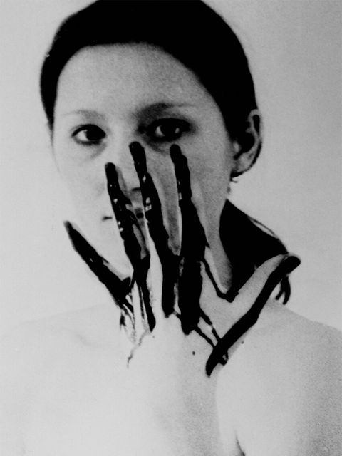 Bildvergrößerung: Gabriele Stötzer, aus: Stegreifspiele, mit Birgit Bronnert, 1982, Silbergelatineabzug, 14,7 x 10,4 cm