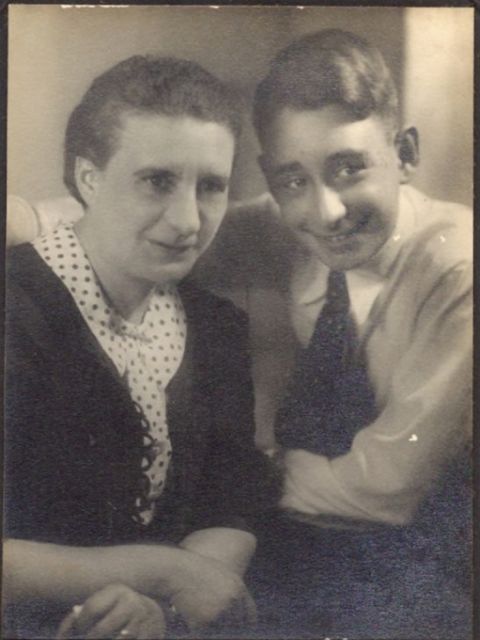 Paula Dienstag mit ihrem Sohn Joachim, 1937