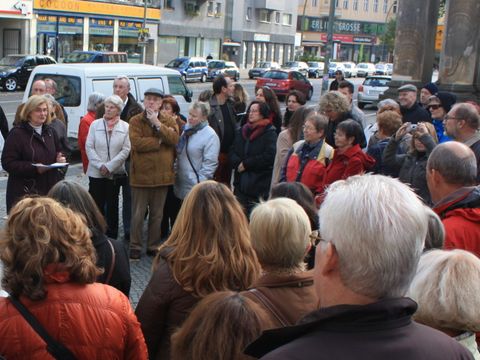 Bildvergrößerung: Bezirksbürgermeisterin Angelika Schöttler begrüßt die Gäste am Eingang zum Kleistpark