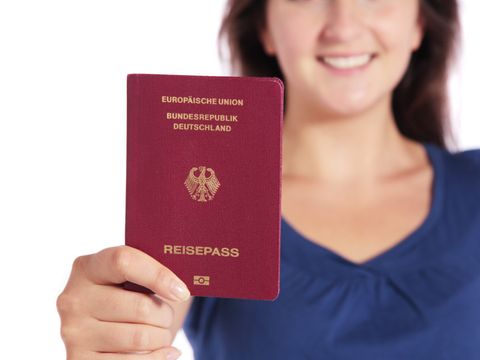 Frau hält deutschen Reisepass
