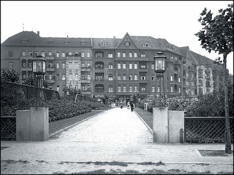 Erwin Barth - Gustav-Adolf-Platz (Mierendorffplatz), Blick in die Querachse von Westen, um 1915