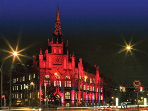 Das Rathaus Lichtenberg in der Nacht
