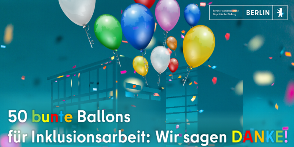 Aufsteigende Ballons vor Amerika Haus mit Schriftzug "50 bunte Ballons für Inklusionsarbeit: Wir sagen DANKE!"