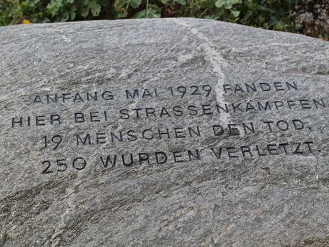 Gedenkstein zum Blutmai 1929, nahe der Walter-Röber-Brücke (Wiesenstraße)