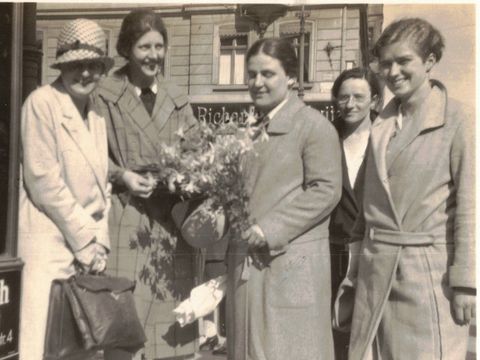 Hilde Lion (mit Blumenstrauß) im Kreis von Schülerinnen des „Aufbaukurses für Jugendleiterinnen“.
