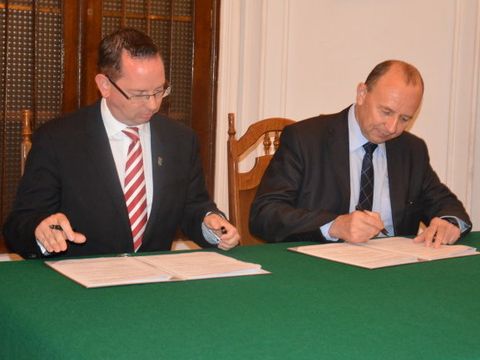 Bildvergrößerung: Bezirksbürgermeister Igel (li.) und sein Amtskollege aus Warschau-Mokotów, Bogdan Olesiński (r.), unterzeichnen das neue Partnerschaftsabkommen