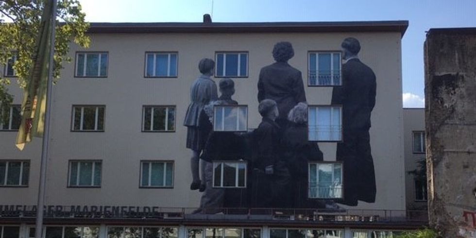 Paste-Up-Kunstwerk an einer Gebäudefassade 