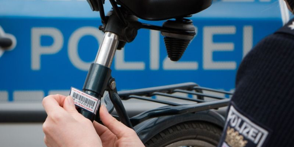 Fahrrad wird mit nummerierten Aufkleber der Polizei Berlin markiert