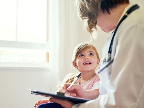 Ärztin untersucht ein Kind